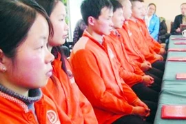 Cô gái tội nghiệp bị dìm dưới mương và tên côn đồ giả vờ chết