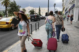 Vượt qua “cơn bão” nợ công