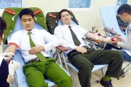 Gần 500 đoàn viên CATP tham gia hiến máu