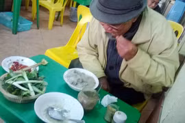 Dịch bệnh rình rập, tiết canh vẫn đắt hàng 