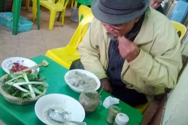Dịch bệnh rình rập, tiết canh vẫn đắt hàng 