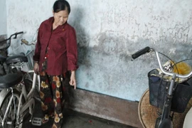 Căn nhà bị hai ngôi mộ "ám" khiến người trong nhà "ba hồi tỉnh, một hồi say"