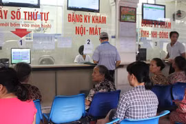 Viện phí tăng, bệnh viện vẫn... khó khăn