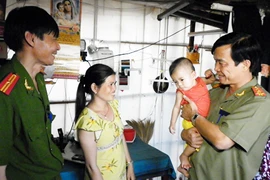 Mẹ sẽ kể con nghe các chú công an đã khổ thế nào để con được về với mẹ