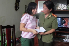 Thăm hỏi CBCS nữ bị đối tượng nhiễm HIV cắn