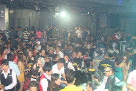 Đột kích 2 điểm ăn chơi lớn ở trung tâm TP.HCM