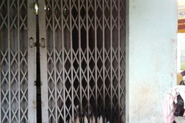 Khoá trái cửa nhà - Để sát người yêu