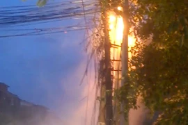 Mớ cáp trên phố Phạm Ngọc Thạch bốc cháy