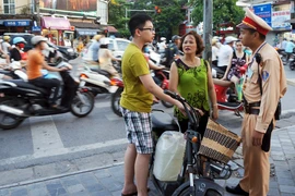 Vừa làm vừa giải thích cho dân hiểu