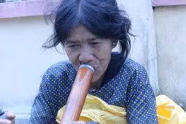 Những chuyện hài hước tại ngôi làng đàn bà hút thuốc lào để kén chồng