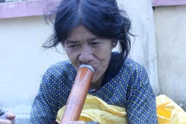 Những chuyện hài hước tại ngôi làng đàn bà hút thuốc lào để kén chồng