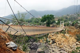 Trụ cầu Chu Va 6 bằng bê tông hay gạch?