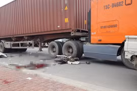 Xe container “đè bẹp” xe Dream