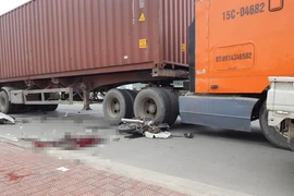 Xe container “đè bẹp” xe Dream