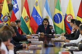 Trong ngoài bắt tay