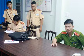Giả cán bộ kiểm tra... cảnh sát giao thông