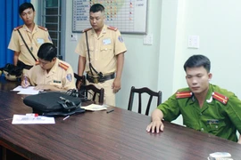 Giả cán bộ kiểm tra... cảnh sát giao thông