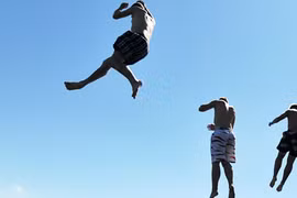 Trò thách đố ngu xuẩn và nguy hiểm