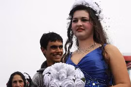 Đi hội chợ “sắm” cô dâu 