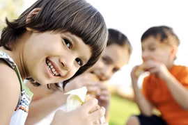 Cha mẹ giúp trẻ hạnh phúc