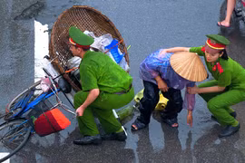 Các đồng chí là người bạn của dân