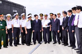 Bí thư Thành ủy Phạm Quang Nghị thăm tàu ngầm Hà Nội