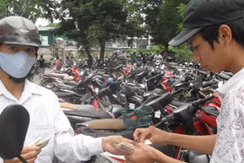 Mệt mỏi vì lạm thu phí