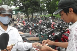 Mệt mỏi vì lạm thu phí