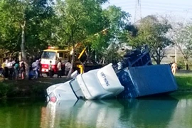 Container lao xuống ao, 2 người thoát chết 