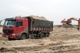 Dưới sông quyết liệt, trên bờ dửng dưng