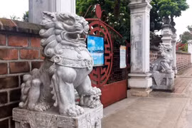 Yêu cầu di chuyển sư tử đá gây phản cảm