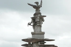 Xác lập kỷ lục nhà điêu khắc có nhiều tượng đài chiến tranh nhất