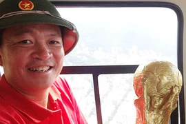 CĐV Việt Nam chơi trội, thuê trực thăng xem World Cup từ trên cao