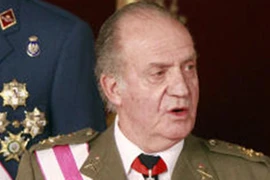 Nhà vua Tây Ban Nha thoái vị vì bê bối hoàng gia