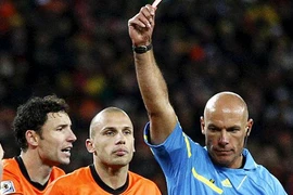 Trọng tài bị “soi”