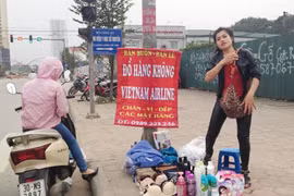 Hàng “xách tay” bày đầy trên phố