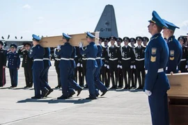 Hà Lan đón nhận những thi thể nạn nhân MH17 đầu tiên