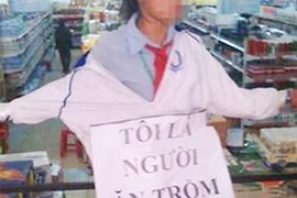 Bắt giữ, trói treo biển làm nhục cháu bé ăn trộm sách phạm tội gì?