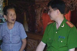 Thăm hỏi, tặng quà thân nhân liệt sỹ