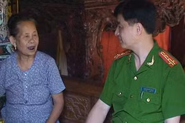 Thăm hỏi, tặng quà thân nhân liệt sỹ