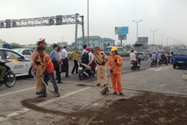 Bị xe Container đâm, xe tải lật ngang giữa cầu