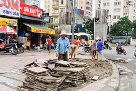 Vỉa hè kém chất lượng: Ai chịu trách nhiệm về sự lãng phí?