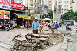 Vỉa hè kém chất lượng: Ai chịu trách nhiệm về sự lãng phí?