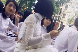 Khi học sinh làm đẹp quá đà