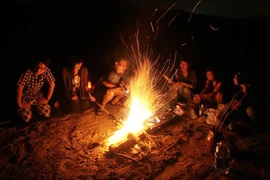 “Tiệc nướng” giữa lòng sông Hồng