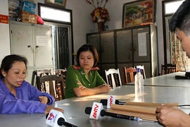 Nhét cả chai rượu vào miệng làm gãy 4 răng của cháu bé 2 tuổi