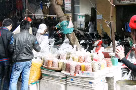 Cảnh giác với bánh kẹo bán cân