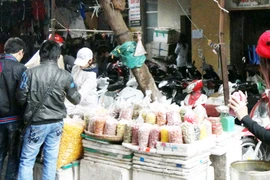 Cảnh giác với bánh kẹo bán cân