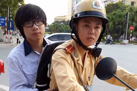 Cảnh sát giao thông đội nắng giúp thí sinh