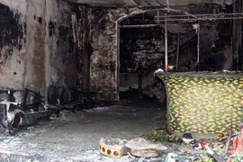 Cháy do chập điện, nhân viên dùng nước dập